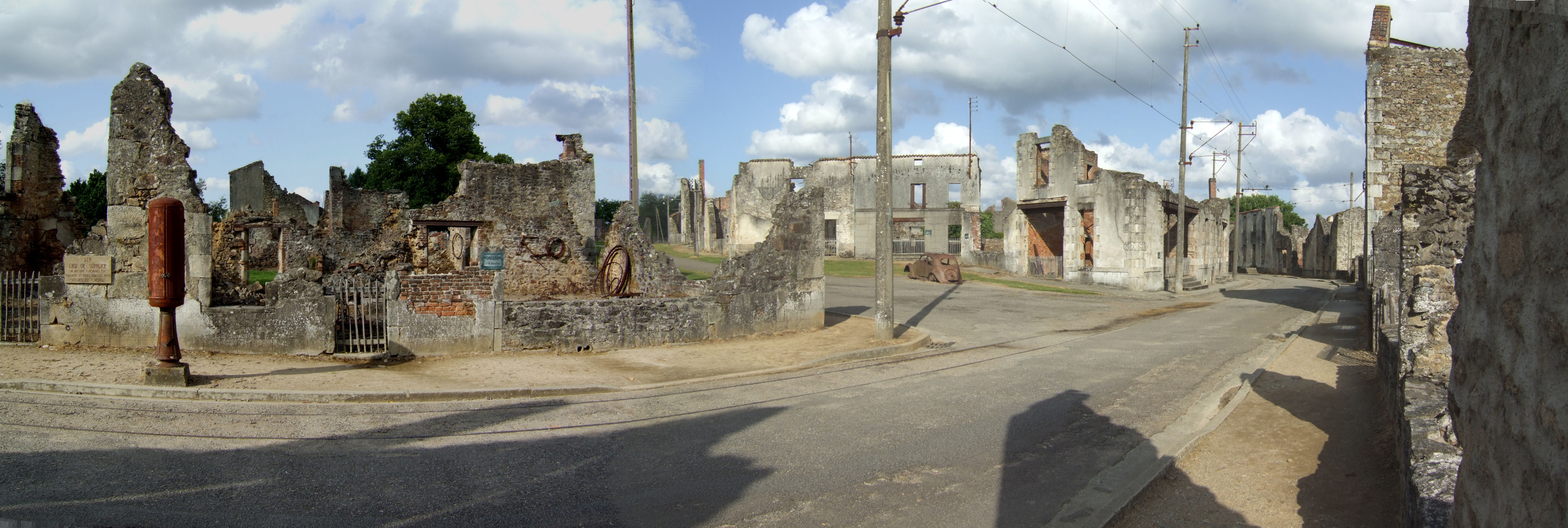 Panorama of the Rue Emile Desourteaux and the doctor's car